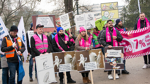 Ohne Nachwuchskräfte hat der öffentliche Dienst keine Zukunft Das Foto zeigt junge Beschäftigte des öffentlichen Dienstes auf der Demo in Düsseldorf am 29.1.2026.