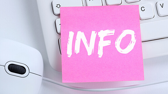 Öffentlicher Dienst Schlichtung Auf einer weißen Computertastatur klebt ein Zettel mit der Aufschrift Info.