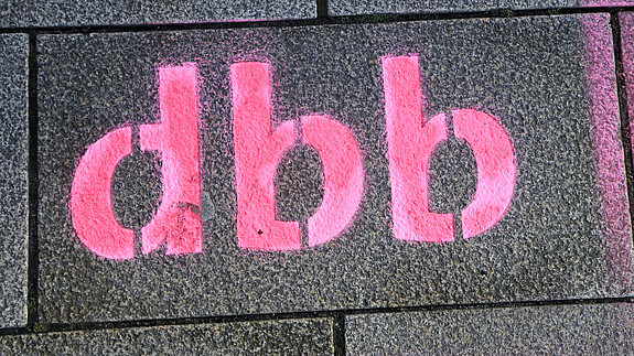 dbb-Schriftzug - dbb beamtenbund und tarifunion Das Foto zeigt den Schriftzug "dbb".
