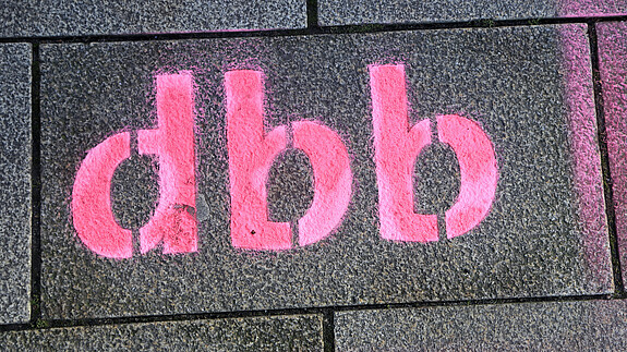 dbb-Schriftzug - dbb beamtenbund und tarifunion Das Foto zeigt den Schriftzug "dbb".