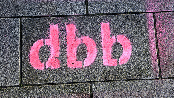 dbb-Schriftzug - dbb beamtenbund und tarifunion Das Foto zeigt den Schriftzug "dbb".
