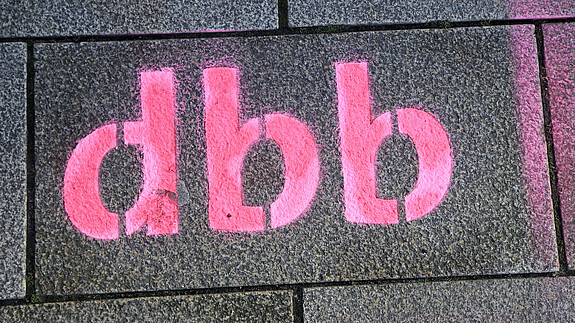 dbb-Schriftzug - dbb beamtenbund und tarifunion Das Foto zeigt den Schriftzug "dbb".