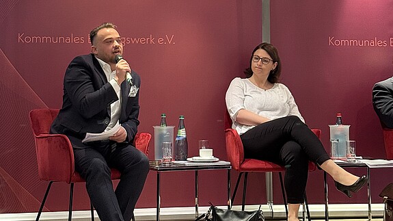 Fandrejewski: Nur ein attraktiver öffentlicher Dienst hat Zukunft Das Foto zeigt Matthäus Fandrejewski, den Vorsitzenden der dbb jugend, während der Podiumsdiskussion.
