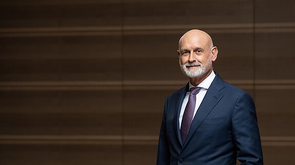 Bürokratieabbau: Aufwärmen für den Marathon Das Foto zeigt Volker Geyer, den Bundesvorsitzenden des dbb.