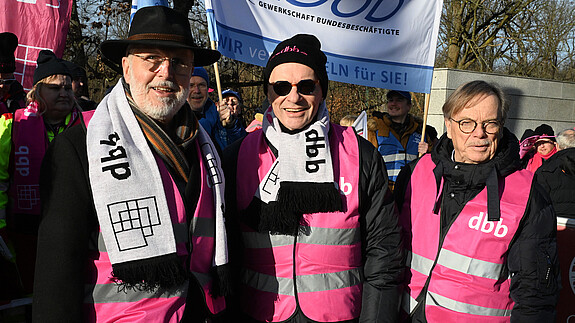 tvöd-2025-dbb-senioren Das Foto zeigt Mitglieder der dbb Senioren auf der Demo vor der ersten Verhandlungsrunde am 24.1.2025 in Potsdam.