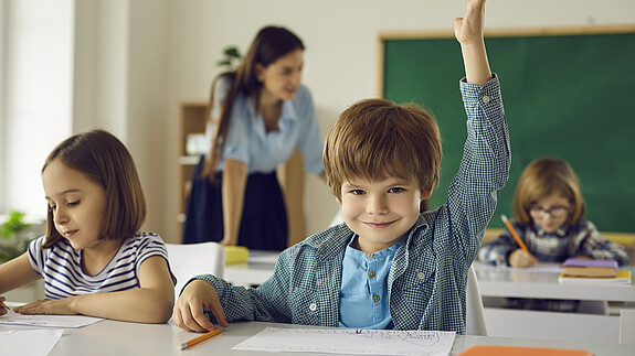 Dringend nötig: Gute Bildung trotz angespannter Haushaltslage school, primary, classroom, student, elementary, education, lesson, class, happy, child, kid, children, teacher, grade, pupil, study, group, people, junior, hand, young, little, childhood, sitting, back to school, knowledge, learn, boy, smiling, schoolchildren, success, question, tutor, emotion, portrait, smart, clever, desk, raising, camera, gesture, positive, concept, caucasian, answer, learning, asking, solution, teaching