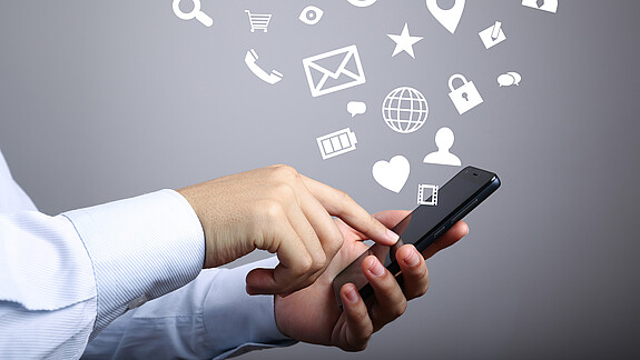 Der digitale Zugang zu Verwaltungsdienstleistungen muss endlich reibungslos funktionieren, fordert die dbb jugend. media, social, connection, connect, tablet, icon, network, networking, background, business, people, multimedia, gadget, touch, contact, internet, global, web, phone, pc, screen, point, hand, closeup, finger, digital, technology, computer, equipment, electronic, device, wireless, display, touch screen, read, television, portable, hold, modern, object, tablet pc, mail, communication