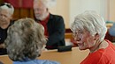 Senioren am Tisch im Gespräch 