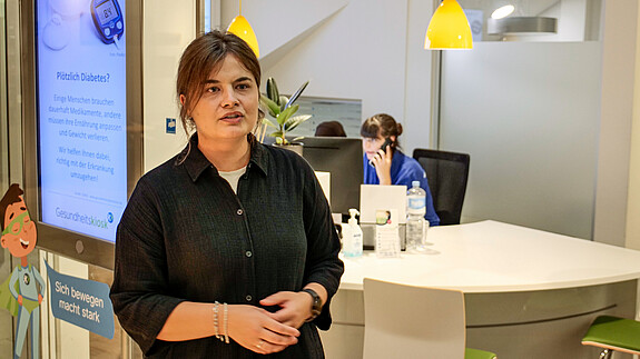 Cagla Kurtcu leitet die Gesundheitskioske in Hamburg und kümmert sich um die Patienten. Cagla Kurtcu