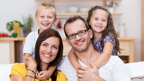 Familiäre Sorgearbeit Familie mit zwei Kindern