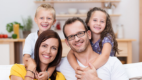 Familiäre Sorgearbeit Familie mit zwei Kindern