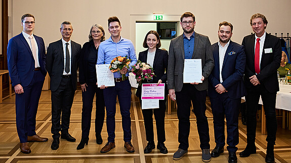 Die Abschlussarbeiten der Preisträgerinnen und Preisträger widmen sich zentralen Zukunftsthemen im öffentlichen Dienst.