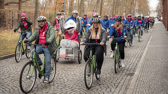 Fahrraddemo dbb jugend 14.03.2025 Das Foto zeigt Mitglieder der dbb jugend auf dem Fahhrad.