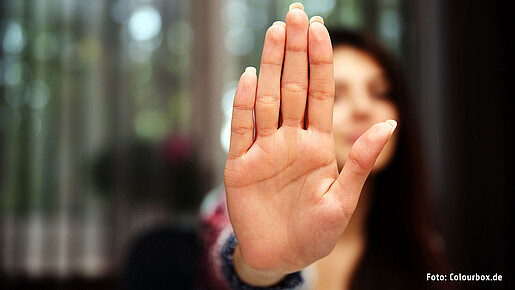 Antifeministische Angriffe abwehren Frau hält Hand abwehrend
