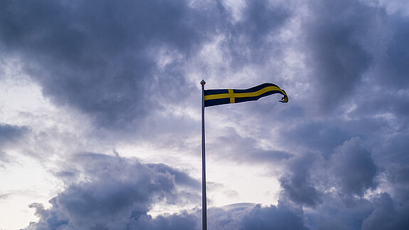 Die schwedische Ratspräsidentschaft im Krisenmodus Die schwedische Flagge weht im Wind