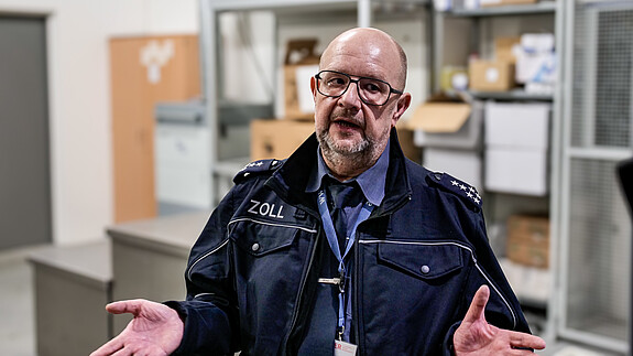 Christian Böhm leitet das Zollamt am Flughafen Berlin Brandenburg (BER). Christian Böhm, Flughafen BER, Landeszolldirektion, Warenkontrolle, Zoll