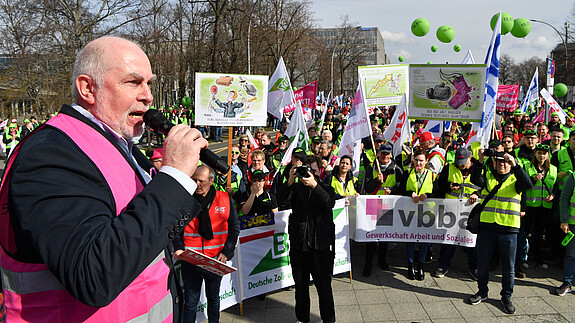 Einkommensrunde 2023 bei Bund und Kommunen: Protest in Berlin