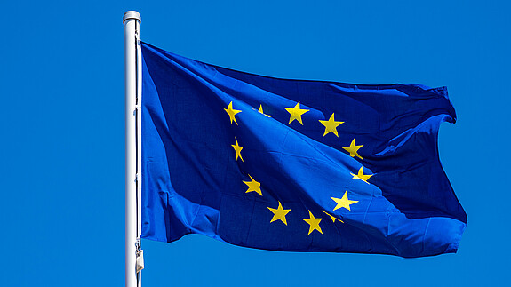 Die AG Europa informiert - Februar 2025 Das Foto zeigt eine Europaflagge, die im Wind flattert.