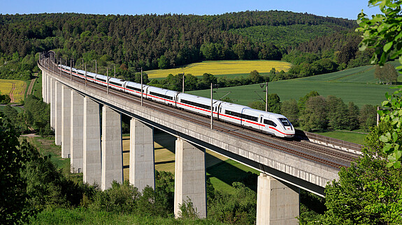 ICE der Deutschen Bahn auf der Aula-Talbrücke ICE der Deutschen Bahn auf der Aula-Talbrücke