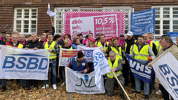Faire Bezahlung und bessere Arbeitsbedingungen: Dafür gingen Justizbeschäftigte vor der Justizministerkonferenz in Berlin auf die Straße. Faire Bezahlung und bessere Arbeitsbedingungen: Dafür gingen Justizbeschäftigte vor der Justizministerkonferenz in Berlin auf die Straße.