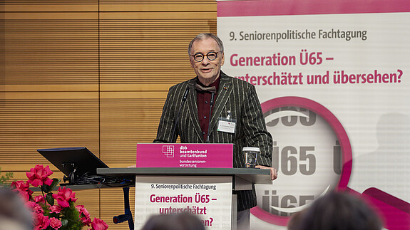 Alle Lebensalter müssen gleich behandelt werden Das Foto zeigt Horst Günther Klitzing, den Vorsitzenden der dbb bundesseniorenvertretung, am Rednerpult.