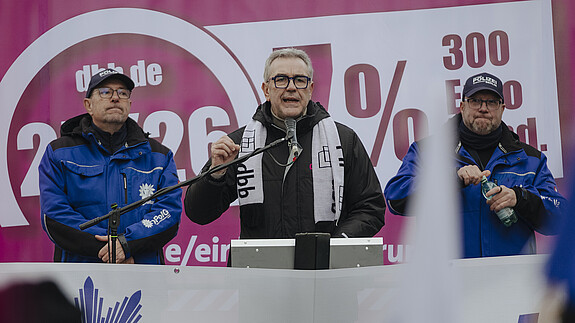 Andreas Hemsing hält eine Rede.