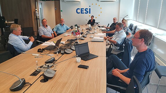 Europäische Zusammenarbeit dbb Mitglieder der dbb bundesseniorenvertretung im Gespräch mit CESI-Generalsekretär Klaus Heeger (links).