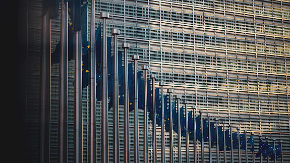 Europäische Kommission Die Europäischen Flagge ist vor der Europäischen Kommission gehisst