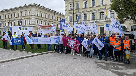 Einkommensrunde 2023 mit der TdL: Mahnwache in München