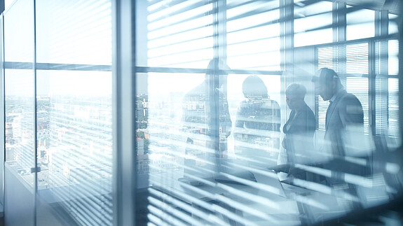 Besprechung im Büro Besprechung im Büro