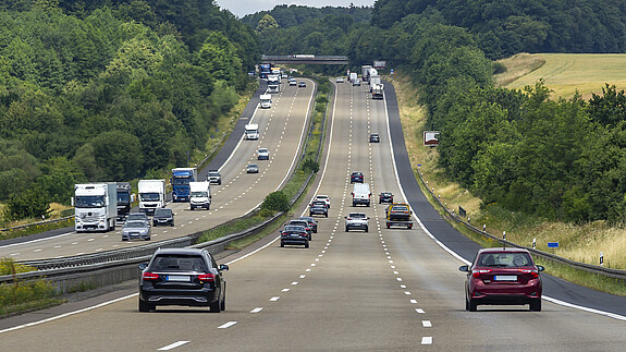 dbb kündigt flächendeckende Streiks bei der Autobahn GmbH an Das Foto zeigt Autos von hinten auf einer dreispurigen Autobahn.