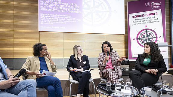 Fachtagungsbroschüre erschienen: Frauenfeindlichkeit benennen und abwehren Das Foto zeigt die Teilnehmenden der Podiumsdiskussion auf der 19. Frauenpolitische Fachtagung der dbb bundesfrauenvertretung.