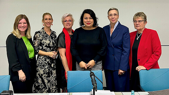 Das Gruppenfoto zeigt die Geschäftsführung der dbb frauen: Synnöve Nüchter, Tanja Küsgens, Sabine Schuhmann, Milanie Kreutz, Michaela Neersen und Elke Janßen.