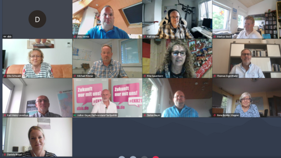 210716_branchentag_01 Ein Screenshot einer digitalen Konferenz. Auf der Bildschirmaufnahme sieht man 12 verschiedene Menschen, die an der Konferenz teilnehmen.