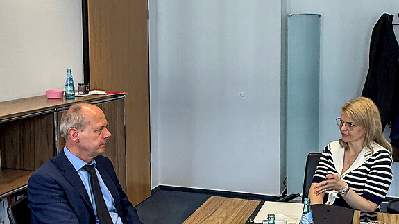Pflege: Mehr Kontrolle gegen Leistungsmissbrauch Maik Wagner dbb-Vize im Gespräch mit Katrin Staffler Pflegebevollmächtigte des Bundes am Schreibtisch