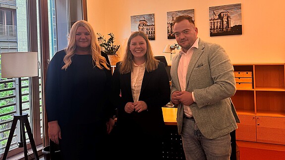 dbb jugend: Schluss mit dem Beamten-Bashing! Das Foto zeigt Daria Abramov, Daniela Rump und Matthäus Fandrejewski.