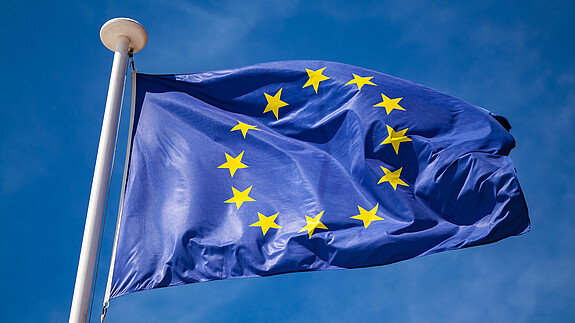 Europäischer Abend - ein handlungsfähiger Staat braucht europäische digitale Souveränität Das Foto zeigt eine Europa-Flagge, die im Wind flattert.