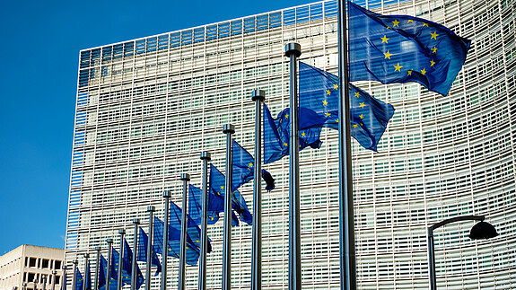 EU-Flaggen vor dem Sitz der Europäische Kommission EU-Flaggen vor dem Sitz der Europäische Kommission