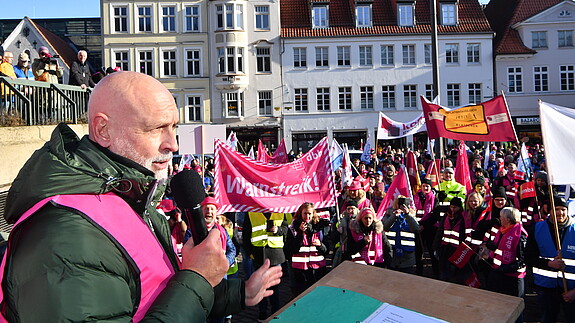 Einkommensrunde 2023 bei Bund und Kommunen: Protest in Flensburg