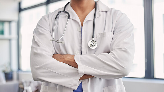 Kern der Krankenhausreform bilden die Umstellung des Finanzierungssystems und der Umbau der Krankenhauslandschaft. healthcare, arms, crossed, medical, man, hands, doctor, hospital, professional, wellness, hand, health, care, surgery, leader, medicine, arm, arms crossed, consulting, leadership, clinic, profession, innovation, trust, expert, medic, consult, people, work, healthy, worker, science, job, support, collaboration, lab, help, doctors, insurance, uniform, confidence, career, research, consultant, stethoscope, check, coat, surgeon, results, checkup