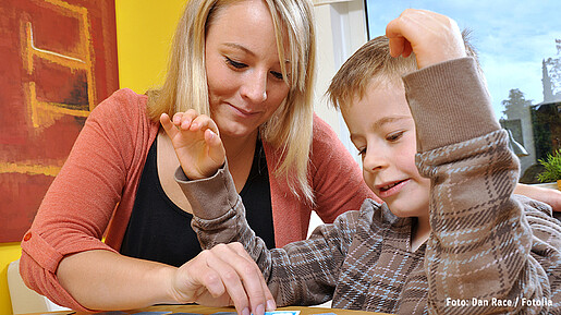 Frau spielt mit Kind Frau spielt mit Kind