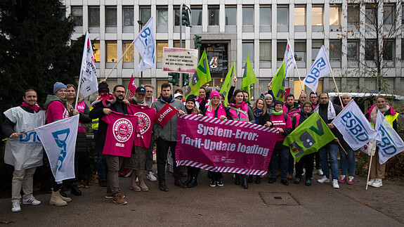 Lautstarker Protest vor dem Finanzministerium in Düsseldorf: Die dbb jugend fordert die TdL zum Einlenken auf. Lautstarker Protest vor dem Finanzministerium in Düsseldorf: Die dbb jugend fordert die TdL zum Einlenken auf.