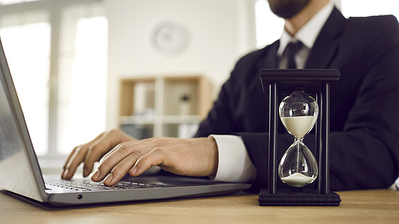 Am 25. Juni 2024 dreht sich alles um das Thema Arbeitszeit. time, work, hour, glass, computer, deadline, countdown, clock, hourglass, efficient, sand, business, laptop, management, office, background, desk, man, important, timer, schedule, timetable, sandglass, project, urgent, strategy, agenda, passing, reminder, table, businessman, people, concept, sandclock, watch, pressure, executive, success, fall, running, flow, sandwatch, punctuality, stopwatch, male, young, work time, hour glass