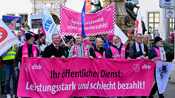 Einkommensrunde 2023 mit der TdL: Demo in Erfurt Einkommensrunde 2023 mit der TdL: Demo in Erfurt