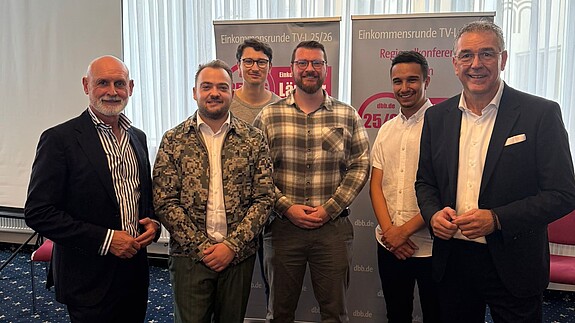 Fandrejewski betont Bedeutung der Einkommensrunde Zu sehen sind dbb-Chef Volker Geyer (links), Matthäus Fandrejewski (zweiter v. l.), dbb-Vize Andreas Hemsing (rechts) und Mitglieder der dbb jugend.