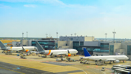 Strategien gegen den Sanierungsstau - Luft Airplanes at runway by the airport terminal, Frankfurt am Main, Germany