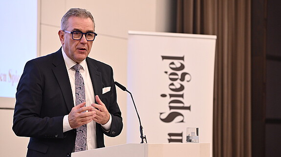 Bessere Gesetze bedeuten weniger Bürokratie Das Foto zeigt Andreas Hemsing, dbb-Vize, am Rednerpult.