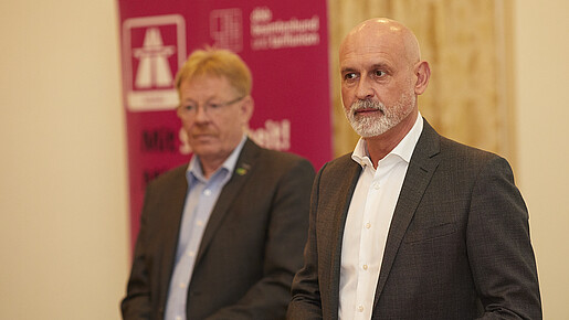 dbb Tarifchef Volker Geyer (vorne) und Hermann-Josef Siebigteroth (VdStra.) dbb Tarifchef Volker Geyer (vorne) und Hermann-Josef Siebigteroth (VdStra.)