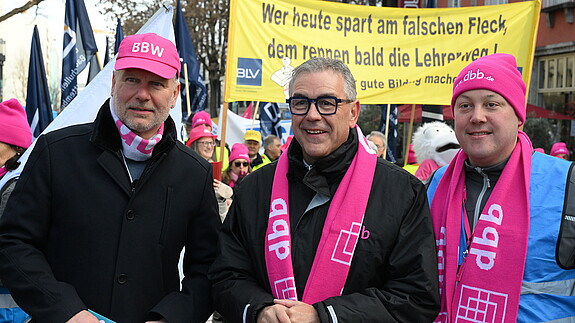 Hemsing: „Kein Abschluss ohne angemessenes Angebot!“ Das Foto zeigt Beschäftigte des öffentlichen Dienstes auf der Demonstration in Stuttgart am 5. Februar 2026.