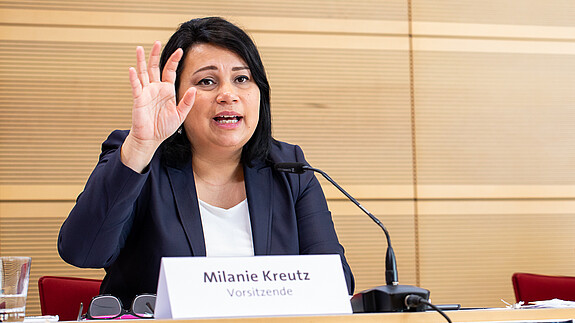 Milanie Kreutz, Vorsitzende der dbb frauen Milanie Kreutz, die Vorsitzende der dbb frauen, erhebt mahnen die Hand